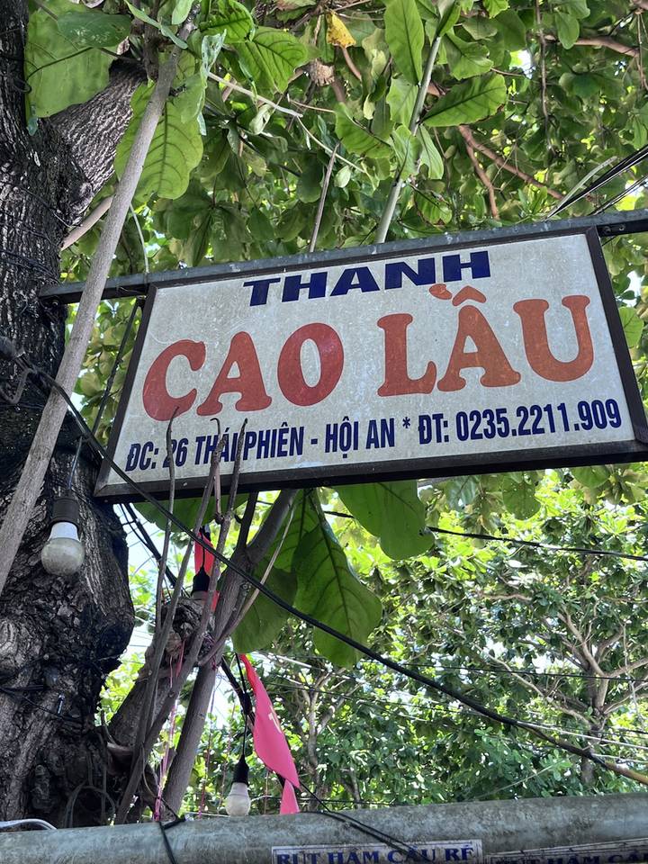 Bảng hiệu THANH Cao Lầu ghi địa chỉ và số điện thoại của quán