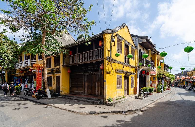 Những ngôi nhà cổ tường vàng, cửa gỗ nâu bên con phố nhỏ